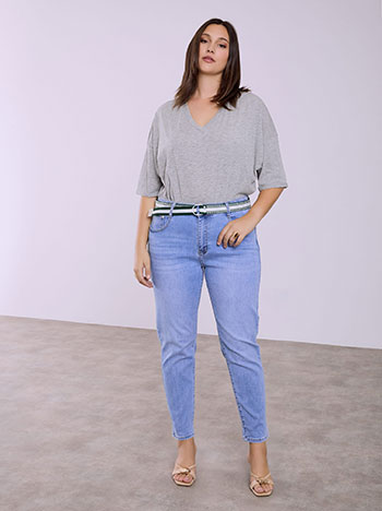 Τζιν mom fit με ζώνη σε μπλε ανοιχτό