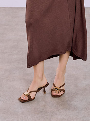 Πέδιλα με μεταλλική λεπτομέρεια σε καφέ