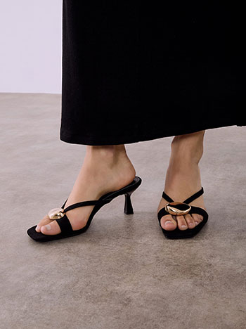 Πέδιλα με μεταλλική λεπτομέρεια σε μαύρο