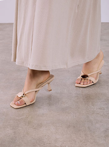 Πέδιλα με μεταλλική λεπτομέρεια σε μπεζ