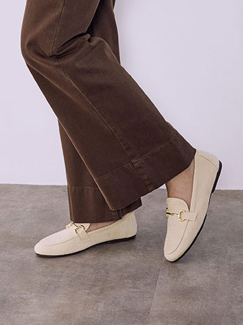 Μοκασίνια με μεταλλική λεπτομέρεια σε μπεζ