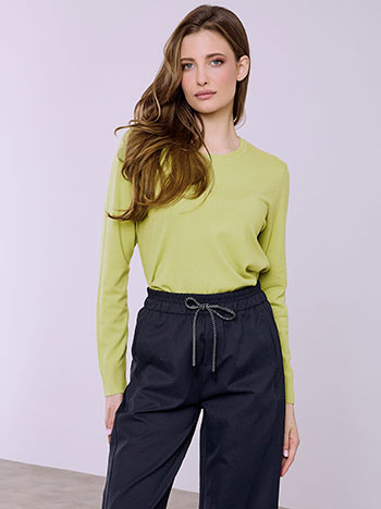 Sweater monochrome with soft touch in olive green