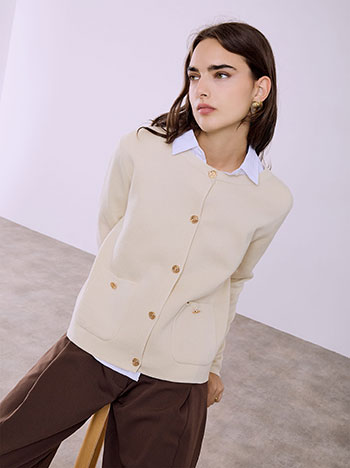 Cardigan knitted with pockets in beige