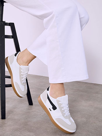 Αθλητικά παπούτσια σε λευκό