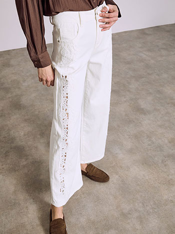 Τζιν wide leg με δαντέλα στο πλάι σε εκρού