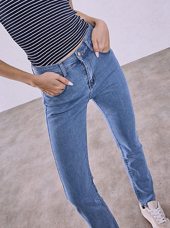 Straight leg jeans with cotton in light blue