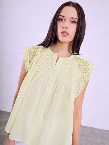 Shirt with crochet shoulders in yellow