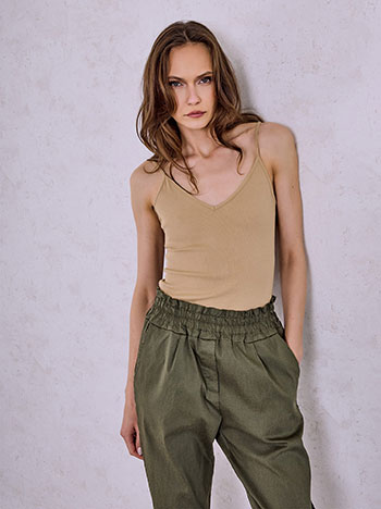 Τιραντάκι ριπ με V λαιμόκοψη σε μπεζ σκούρο