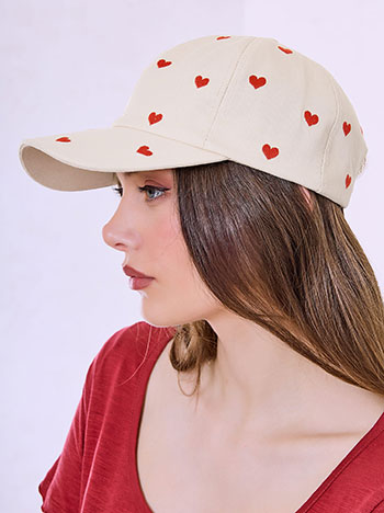 Καπέλο jockey με καρδιές σε μπεζ