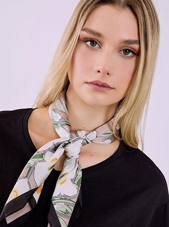 Μαντήλι εμπριμέ με λουλούδια σε μαύρο