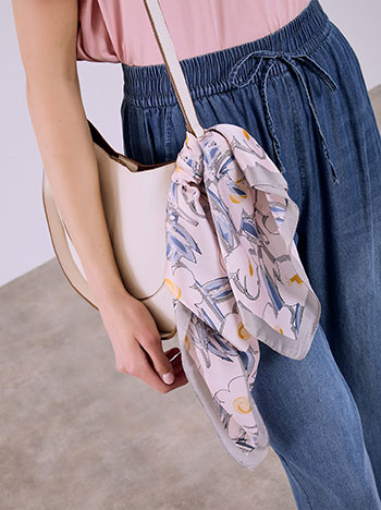 Scarf printed with flowers in grey