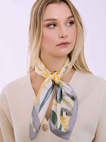 Scarf printed in yellow