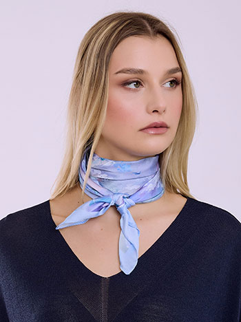 Μαντήλι σατέν με λουλούδια σε γαλάζιο