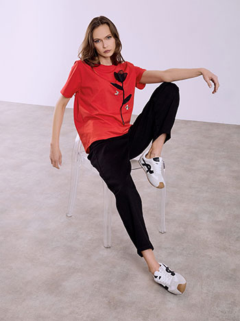 T-shirt with embossed poppy in red