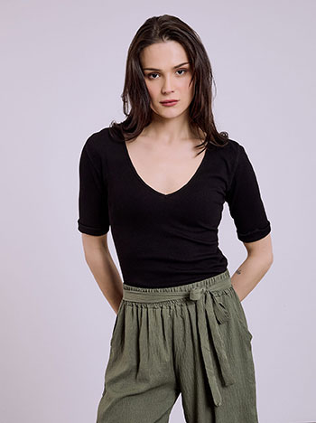 Τοπ ριπ με γυριστό μανίκι σε μαύρο