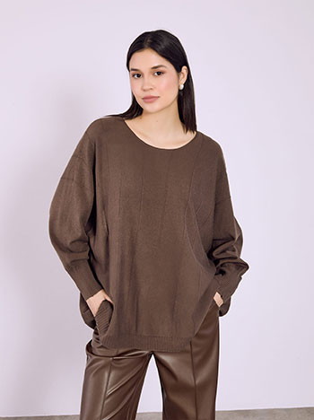 Πουλόβερ με ανάγλυφες ρίγες σε καφέ