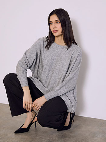 Πουλόβερ με ανάγλυφες ρίγες σε γκρι