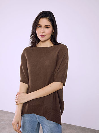 Sweater with side slits in brown
