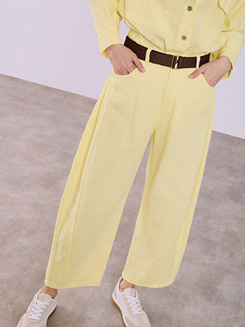 Τζιν με ζώνη σε κίτρινο