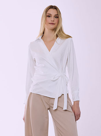 Μπλούζα κρουαζέ με γιακά σε λευκό