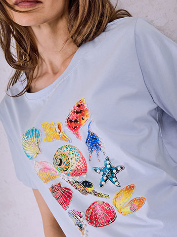 T-shirt με strass και πέρλες σε σιέλ