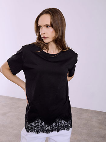 Μπλούζα με δαντέλα στο τελείωμα σε μαύρο