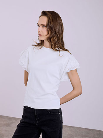 Top with embroidered sleeves in white