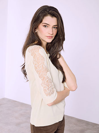 Μπλούζα με δαντέλα στο μανίκι σε μπεζ ανοιχτό