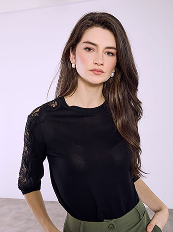 Μπλούζα με δαντέλα στο μανίκι σε μαύρο