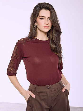 Μπλούζα με δαντέλα στο μανίκι σε μπορντό