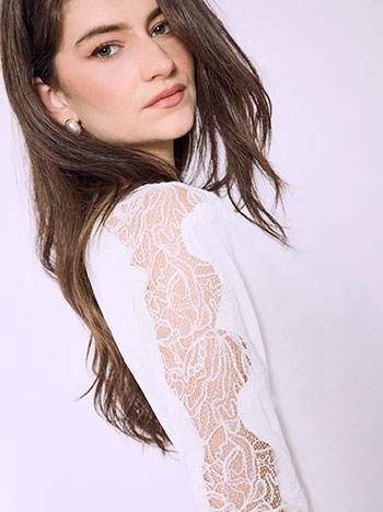 Μπλούζα με δαντέλα στο μανίκι σε λευκό