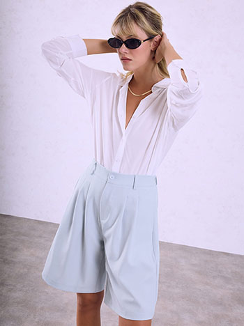 Solid bermuda shorts with pleats in baby blue