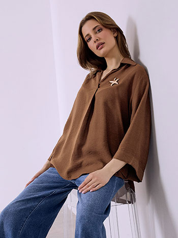 Μπλούζα με αποσπώμενη καρφίτσα σε καφέ