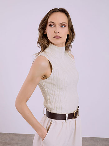 Πουλόβερ αμάνικο με ψηλή λαιμόκοψη σε μπεζ ανοιχτό