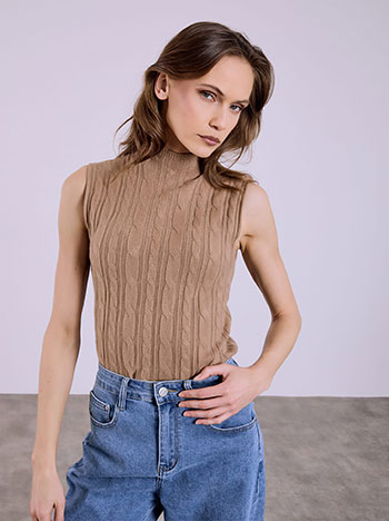 Πουλόβερ αμάνικο με ψηλή λαιμόκοψη σε καφέ