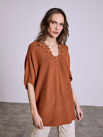 Μπλούζα με κέντημα στη λαιμόκοψη σε κεραμιδί