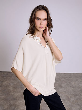 Μπλούζα με κέντημα στη λαιμόκοψη σε μπεζ ανοιχτό