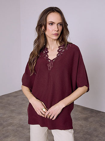 Μπλούζα με κέντημα στη λαιμόκοψη σε μπορντό