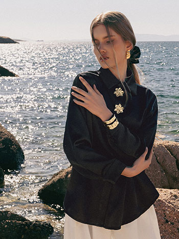 Πουκάμισο με καρφίτσες λουλούδια σε μαύρο