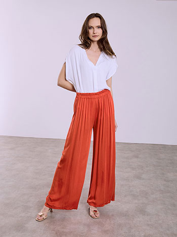 Monochrome wide leg trousers in red