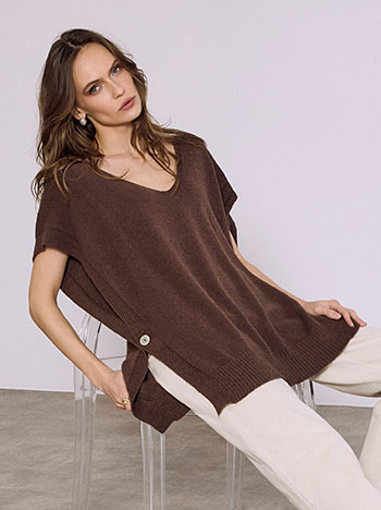 Πουλόβερ πλεκτό με κουμπιά στο πλάι σε καφέ σκούρο