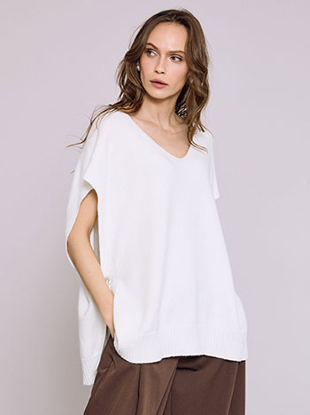 Knit sleeveless with side buttons in white
