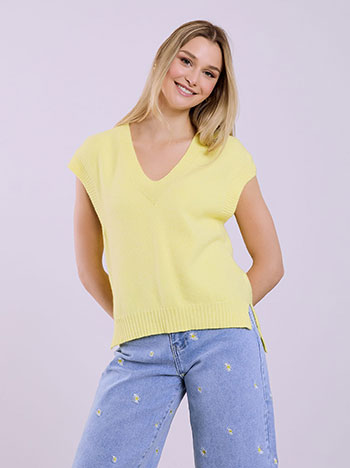 Sweater knitted asymmetric in yellow