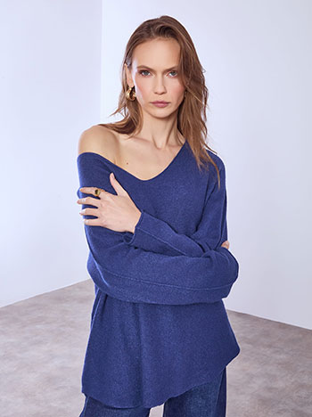 Sweater with V neckline in electric blue