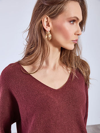 Sweater with V neckline in wine red