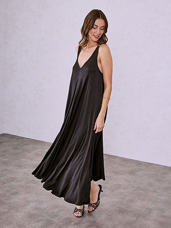 Φόρεμα μάξι με καμπύλη στο τελείωμα σε μαύρο