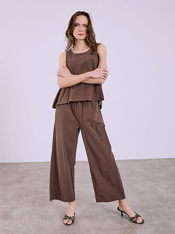 Σετ με ασύμμετρο τοπ και crop παντελόνα σε καφέ