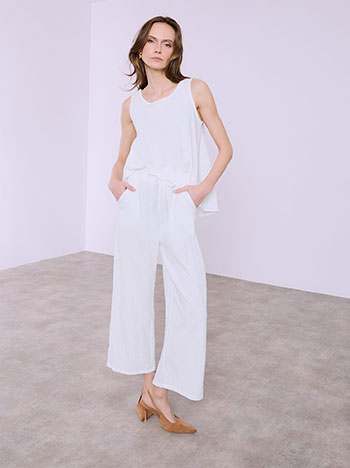 Σετ με ασύμμετρο τοπ και crop παντελόνα σε λευκό