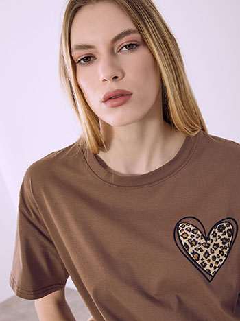 T-shirt με λεοπάρ καρδιά σε καφέ σκούρο