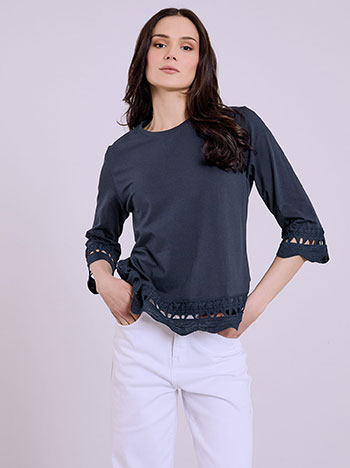 Top with embroidered hemline in dark blue